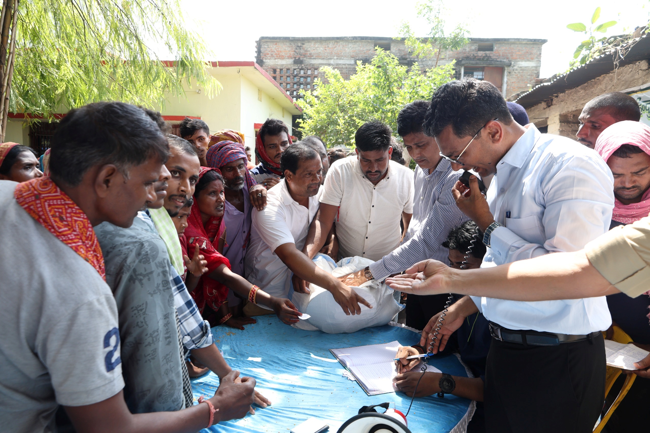 एचयूआरएल बरौनी ने निभाई सामाजिक जिम्मेदारी: मटिहानी प्रखंड में बाढ़ प्रभावित परिवारों को दी राहत किट 4