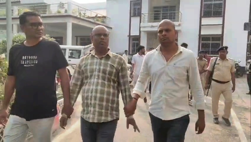 बेगूसराय: निगरानी ब्यूरो की बड़ी कार्रवाई, 25 हजार रिश्वत लेते सहायक कर आयुक्त और डाटा ऑपरेटर रंगे हाथ गिरफ्तार 2