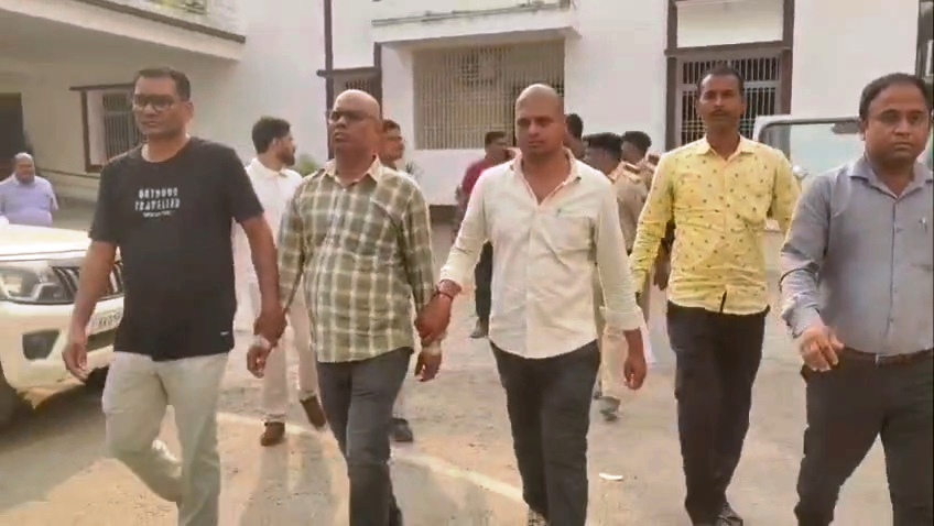 बेगूसराय: निगरानी ब्यूरो की बड़ी कार्रवाई, 25 हजार रिश्वत लेते सहायक कर आयुक्त और डाटा ऑपरेटर रंगे हाथ गिरफ्तार 5