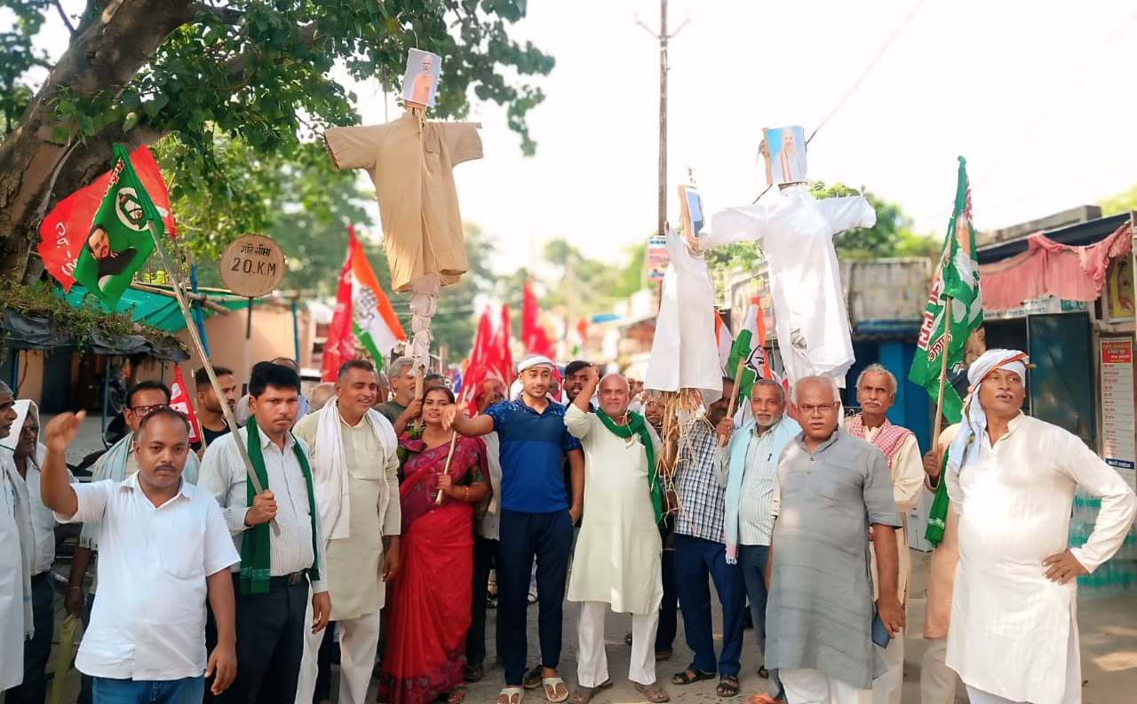 बछवाड़ा में महागठबंधन का जोरदार प्रदर्शन: पीएम मोदी, गृह मंत्री अमित शाह और CEC का फूंका पुतला 3