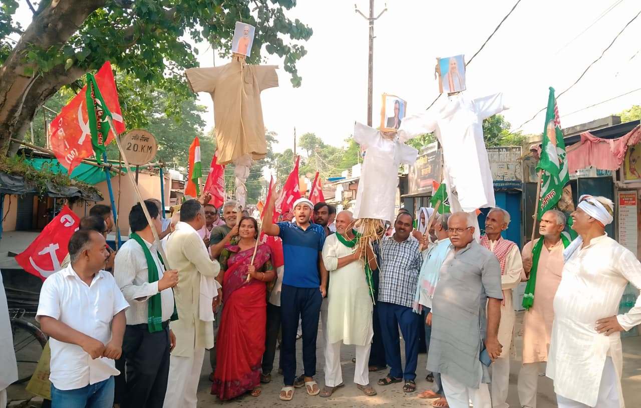 बछवाड़ा में महागठबंधन का जोरदार प्रदर्शन: पीएम मोदी, गृह मंत्री अमित शाह और CEC का फूंका पुतला 2