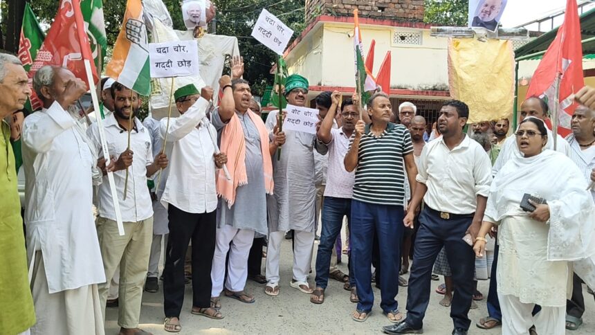 वीरपुर में गरजी इंडिया गठबंधन: पीएम मोदी, अमित शाह और मुख्य चुनाव आयुक्त का फूंका पुतला; 'वोट चोर गद्दी छोड़' के लगे नारे 1