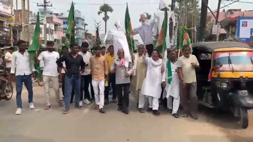 नालंदा: SIR के विरोध में नालंदा में RJD का प्रदर्शन,पीएम और CEC का फूंका पुतला,SIR के खिलाफ सड़क पर उतरी RJD, बिहार शरीफ परवलपुर में जमकर नारेबाजी 2