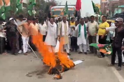 नालंदा: SIR के विरोध में नालंदा में RJD का प्रदर्शन,पीएम और CEC का फूंका पुतला,SIR के खिलाफ सड़क पर उतरी RJD, बिहार शरीफ परवलपुर में जमकर नारेबाजी 16