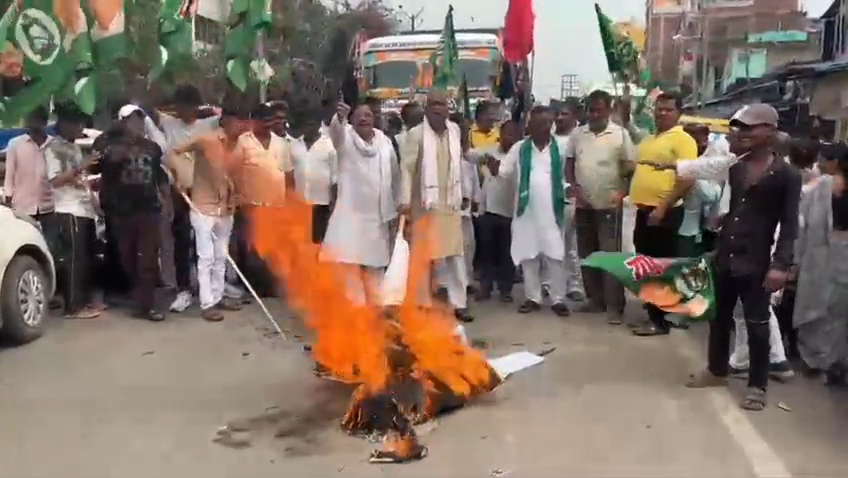 नालंदा: SIR के विरोध में नालंदा में RJD का प्रदर्शन,पीएम और CEC का फूंका पुतला,SIR के खिलाफ सड़क पर उतरी RJD, बिहार शरीफ परवलपुर में जमकर नारेबाजी 1