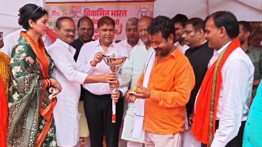 पीएम मोदी के सार्वजनिक जीवन के 25 साल पूरे, बिहारशरीफ के श्रम कल्याण केंद्र में ‘संकल्प सभा’ का आयोजन, 2047 तक विकसित राष्ट्र बनाने का लिया संकल्प 1