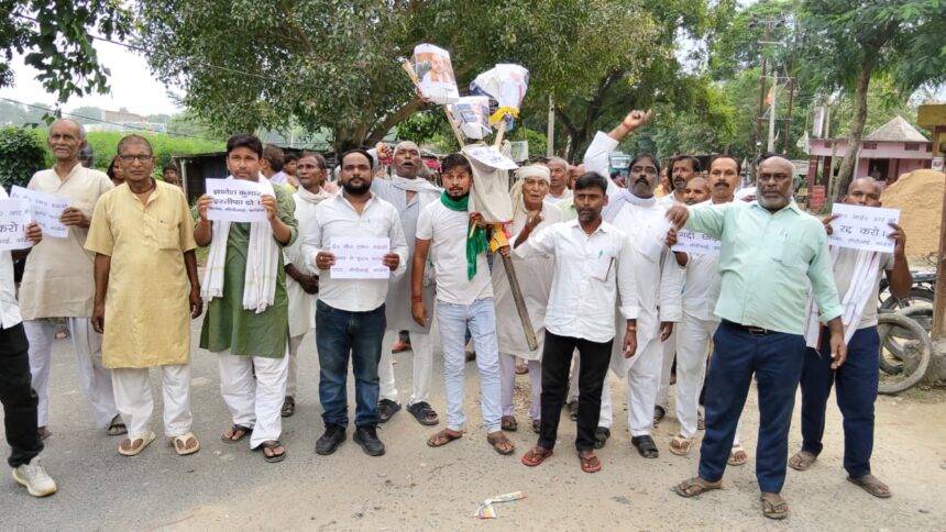 भगवानपुर में INDIA गठबंधन ने निकाला प्रतिरोध मार्च, पुतला दहन कर जताया विरोध 1