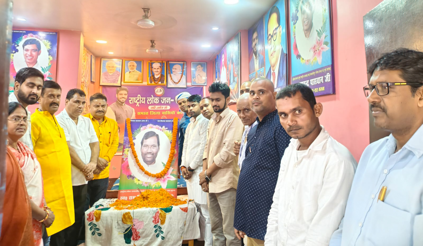 समस्तीपुर में RLJP ने मनाई पूर्व केंद्रीय मंत्री रामविलास पासवान की पुण्यतिथि, कार्यकर्ताओं ने लिया पदचिह्नों पर चलने का संकल्प 2