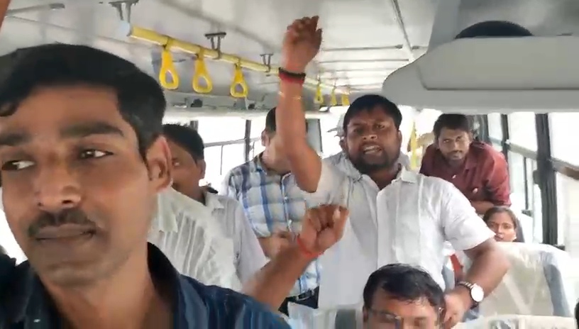 अपनी मांगें रखने पहुंचे शिक्षकों-कर्मचारियों को पुलिस ने हिरासत में लिया, महिला शिक्षिकाओं से भी दुर्व्यवहार का आरोप 4