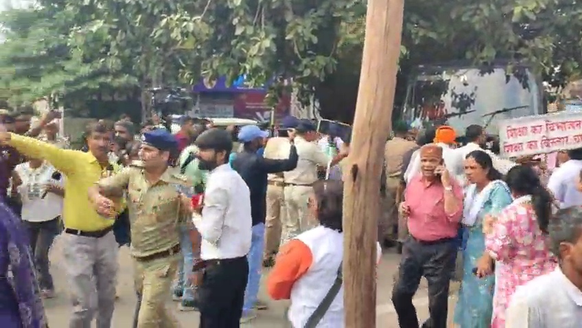 अपनी मांगें रखने पहुंचे शिक्षकों-कर्मचारियों को पुलिस ने हिरासत में लिया, महिला शिक्षिकाओं से भी दुर्व्यवहार का आरोप 2