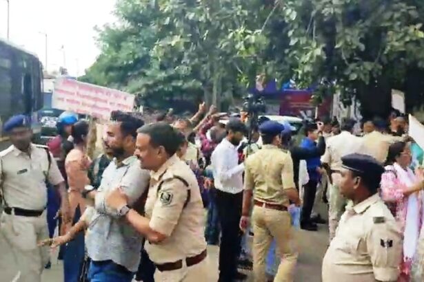 अपनी मांगें रखने पहुंचे शिक्षकों-कर्मचारियों को पुलिस ने हिरासत में लिया, महिला शिक्षिकाओं से भी दुर्व्यवहार का आरोप 3