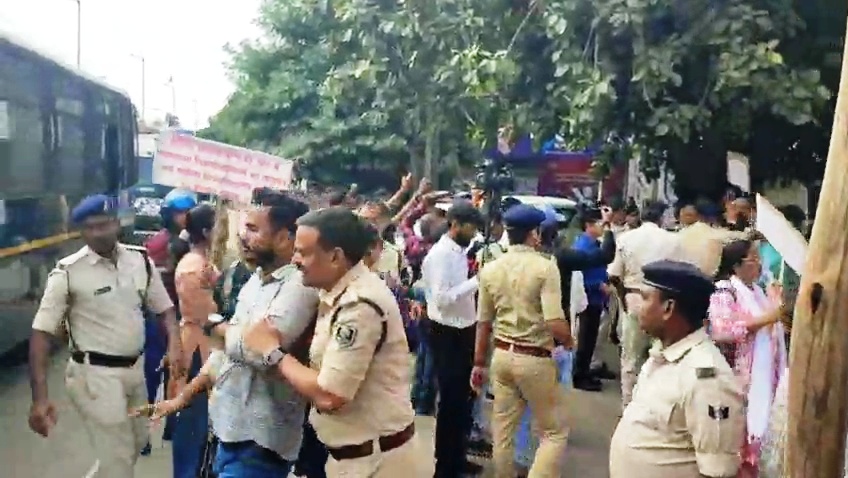 अपनी मांगें रखने पहुंचे शिक्षकों-कर्मचारियों को पुलिस ने हिरासत में लिया, महिला शिक्षिकाओं से भी दुर्व्यवहार का आरोप 1