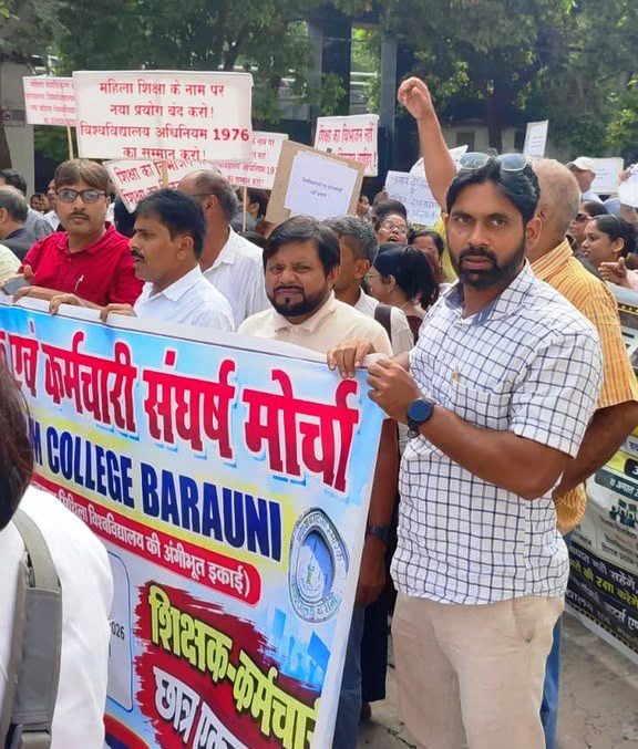 अपनी मांगें रखने पहुंचे शिक्षकों-कर्मचारियों को पुलिस ने हिरासत में लिया, महिला शिक्षिकाओं से भी दुर्व्यवहार का आरोप 3