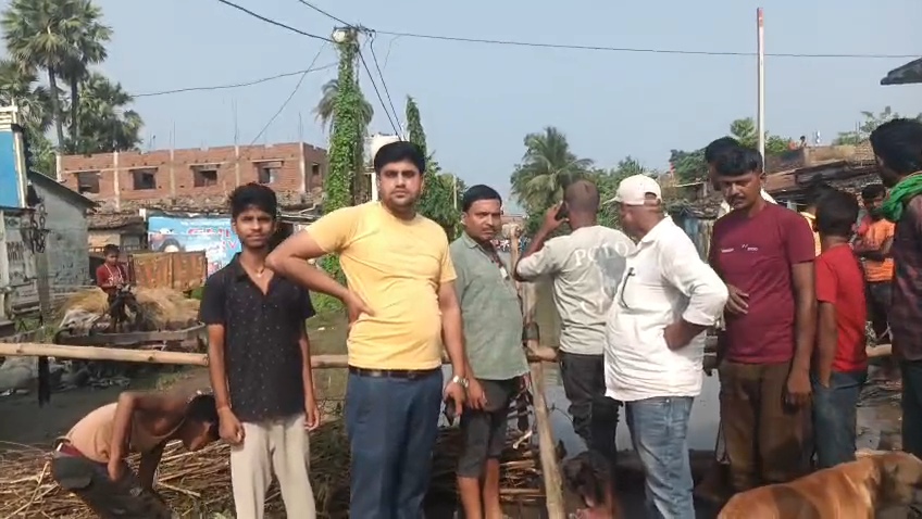 समस्तीपुर: वर्षों से जलजमाव से परेशान ग्रामीणों ने दक्षिणी हरपुर पंचायत, भुस्कौल चौक के समीप किया सड़क जाम, आवागमन ठप 2