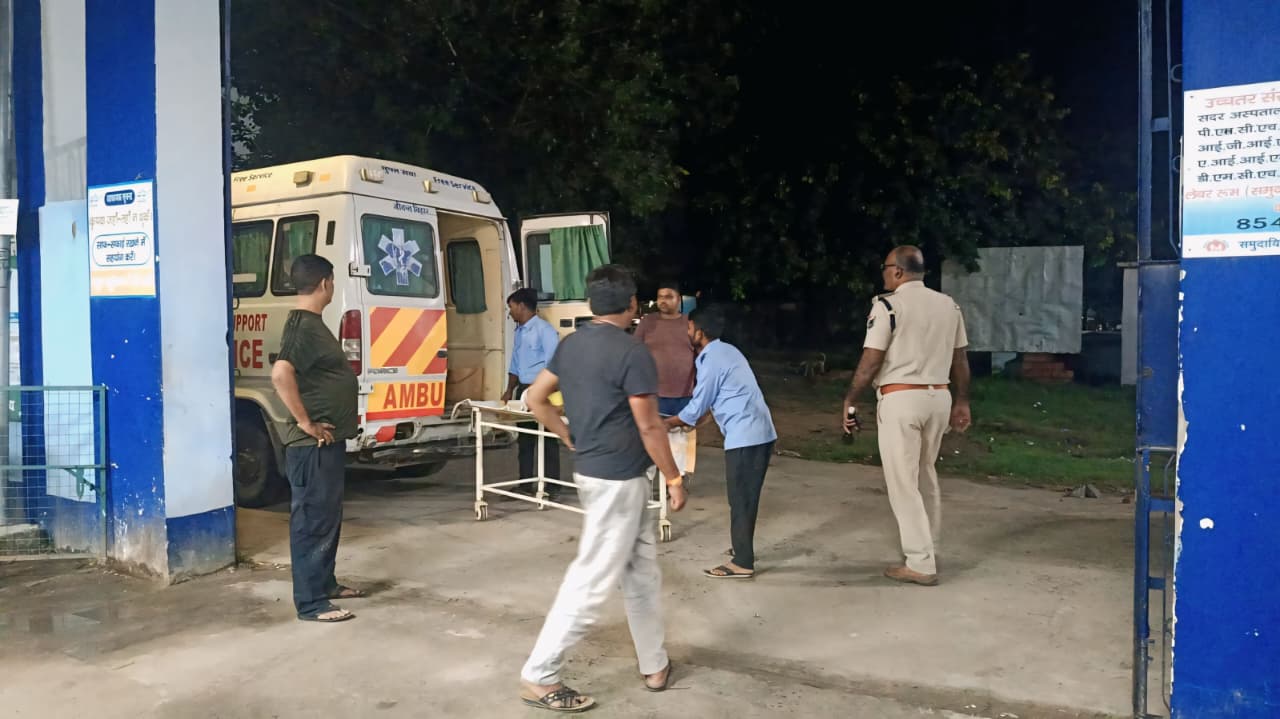 बछवाड़ा-मजनुपुर नवादा के बीच ट्रेन से गिरा यात्री; आरपीएफ ने अस्पताल में कराया भर्ती, हालत नाजुक 2