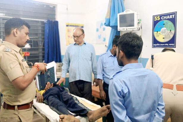 बछवाड़ा-मजनुपुर नवादा के बीच ट्रेन से गिरा यात्री; आरपीएफ ने अस्पताल में कराया भर्ती, हालत नाजुक 1