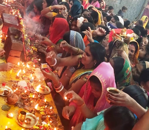 वीरपुर में काशी के पंडितों द्वारा भव्य संध्या महाआरती बनी आकर्षण का केंद्र, दुर्गा मंदिरों में उमड़ी श्रद्धालुओं की भारी भीड़ 2