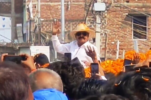 नालंदा में अनंत सिंह का शक्ति प्रदर्शन, बुलडोजर से फूलों की बारिश कर हुआ भव्य स्वागत,परवलपुर में बुलडोजर से हुई पुष्प वर्षा,अनुज सिंह के समर्थन में अनंत सिंह का रोड शो 5