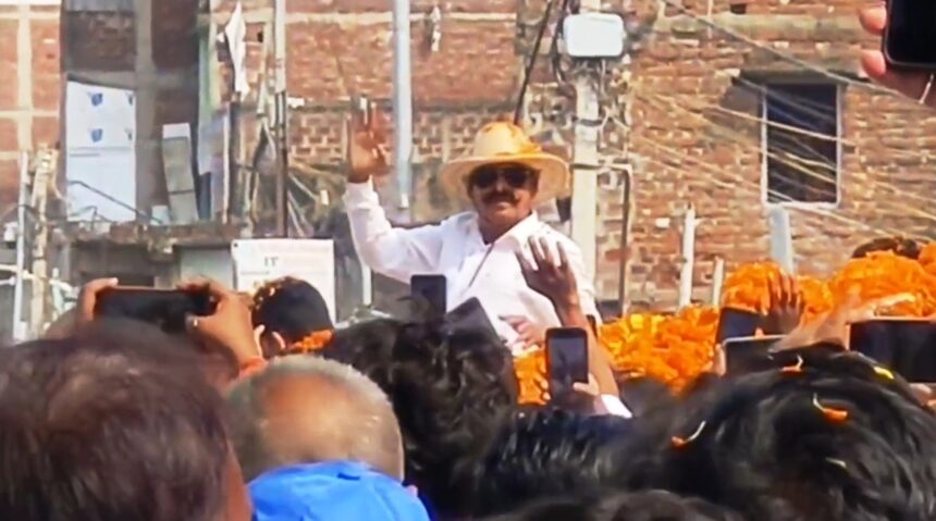 नालंदा में अनंत सिंह का शक्ति प्रदर्शन, बुलडोजर से फूलों की बारिश कर हुआ भव्य स्वागत,परवलपुर में बुलडोजर से हुई पुष्प वर्षा,अनुज सिंह के समर्थन में अनंत सिंह का रोड शो 1