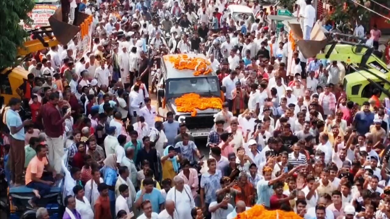 नालंदा में अनंत सिंह का शक्ति प्रदर्शन, बुलडोजर से फूलों की बारिश कर हुआ भव्य स्वागत,परवलपुर में बुलडोजर से हुई पुष्प वर्षा,अनुज सिंह के समर्थन में अनंत सिंह का रोड शो 2