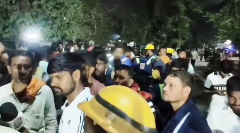 बेगूसराय: बरौनी रिफाइनरी में 40 फीट ऊंचाई से गिरकर मजदूर की मौत, गेट पर शव रख साथी मजदूरों का जोरदार हंगामा 6