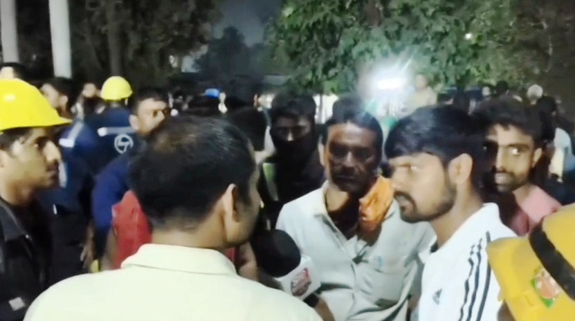 बेगूसराय: बरौनी रिफाइनरी में 40 फीट ऊंचाई से गिरकर मजदूर की मौत, गेट पर शव रख साथी मजदूरों का जोरदार हंगामा 1