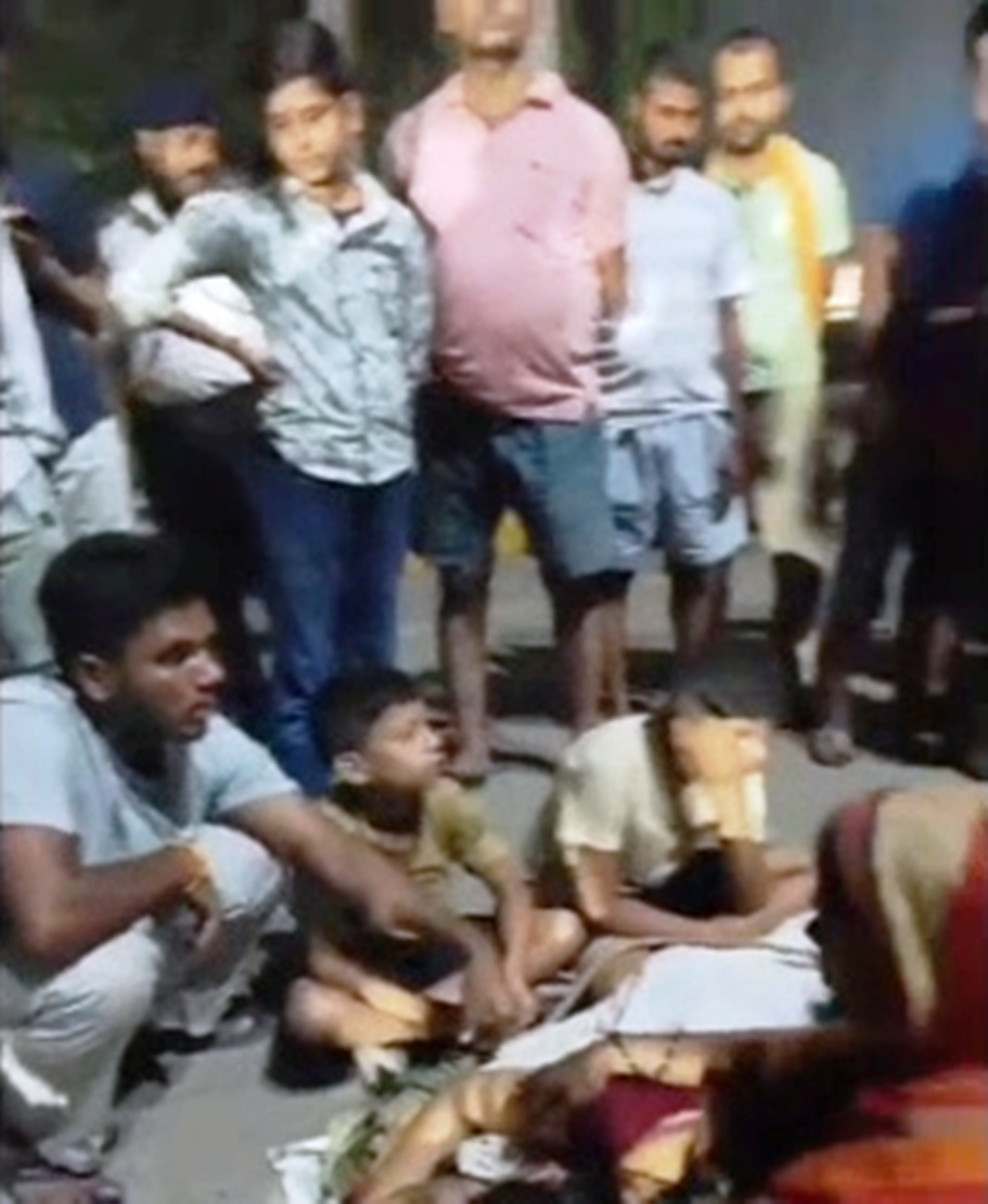 बेगूसराय: बरौनी रिफाइनरी में 40 फीट ऊंचाई से गिरकर मजदूर की मौत, गेट पर शव रख साथी मजदूरों का जोरदार हंगामा 2