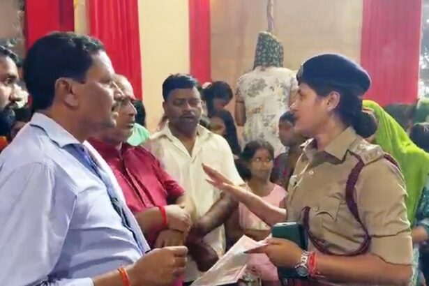 समस्तीपुर: मुसरीघरारी के भव्य दुर्गा पूजा पंडाल में सुरक्षा का जायजा, अग्निशमन विभाग ने दिए जरूरी दिशा-निर्देश 1