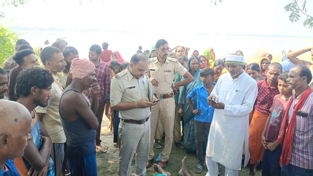 बछवाड़ा के गंगा नदी ढाव में मछुआरा का शव मिलने से इलाका में सनसनी,खबर पाते ही परिजनों का रो रो कर हुआ बुरा हाल 3