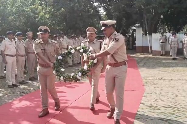 समस्तीपुर में पुलिस स्मृति दिवस: शहीद स्मारक पर वीर जवानों को दी गई भावभीनी श्रद्धांजलि, एसपी ने किया नमन 3