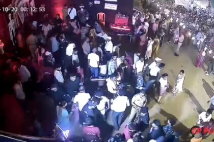 नालंदा में दिखी अफसरशाही की हनक,सोहसराय अड्डापर में अत्यंत भीड़ को संभालने वाले पूजा समिति के कार्यकर्ता को जड़ा थप्पड़,पूजा पंडाल में दिन रात सेवा दे रहे है सेवा, वीडियो हुआ वायरल 2