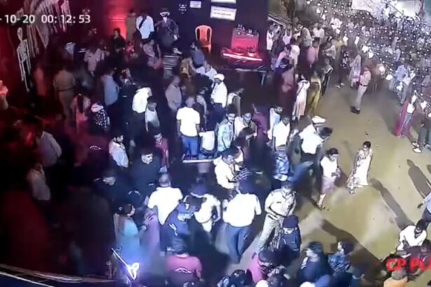 नालंदा में दिखी अफसरशाही की हनक,सोहसराय अड्डापर में अत्यंत भीड़ को संभालने वाले पूजा समिति के कार्यकर्ता को जड़ा थप्पड़,पूजा पंडाल में दिन रात सेवा दे रहे है सेवा, वीडियो हुआ वायरल 1