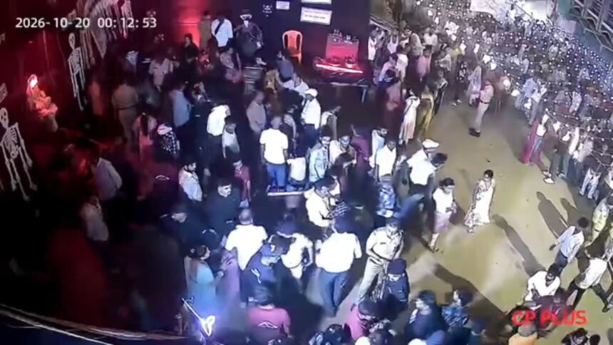 नालंदा में दिखी अफसरशाही की हनक,सोहसराय अड्डापर में अत्यंत भीड़ को संभालने वाले पूजा समिति के कार्यकर्ता को जड़ा थप्पड़,पूजा पंडाल में दिन रात सेवा दे रहे है सेवा, वीडियो हुआ वायरल 1