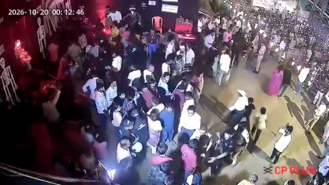 नालंदा में दिखी अफसरशाही की हनक,सोहसराय अड्डापर में अत्यंत भीड़ को संभालने वाले पूजा समिति के कार्यकर्ता को जड़ा थप्पड़,पूजा पंडाल में दिन रात सेवा दे रहे है सेवा, वीडियो हुआ वायरल 3
