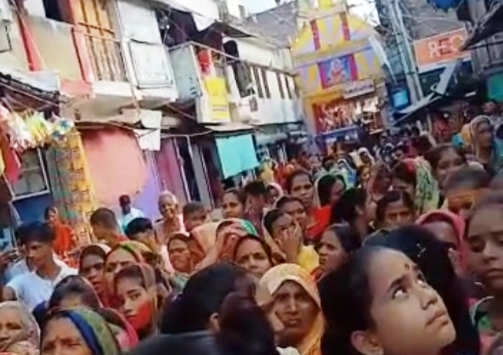 वीरपुर में हर्षोल्लास के साथ संपन्न हुआ दुर्गापूजा मेला: केंद्रीय मंत्री गिरिराज सिंह व केरल के मुख्य सचिव ने किए दर्शन, भवानंदपुर में देर रात प्रतिमा विसर्जित 1