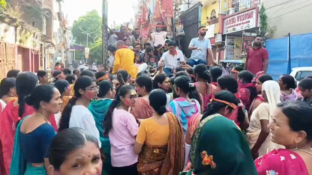 नालंदा जिले में नम आंखों से दी मां दुर्गा को विदाई, अगले साल फिर आने की कामना, भक्ति और श्रद्धा के साथ मां दुर्गा का विसर्जन 3