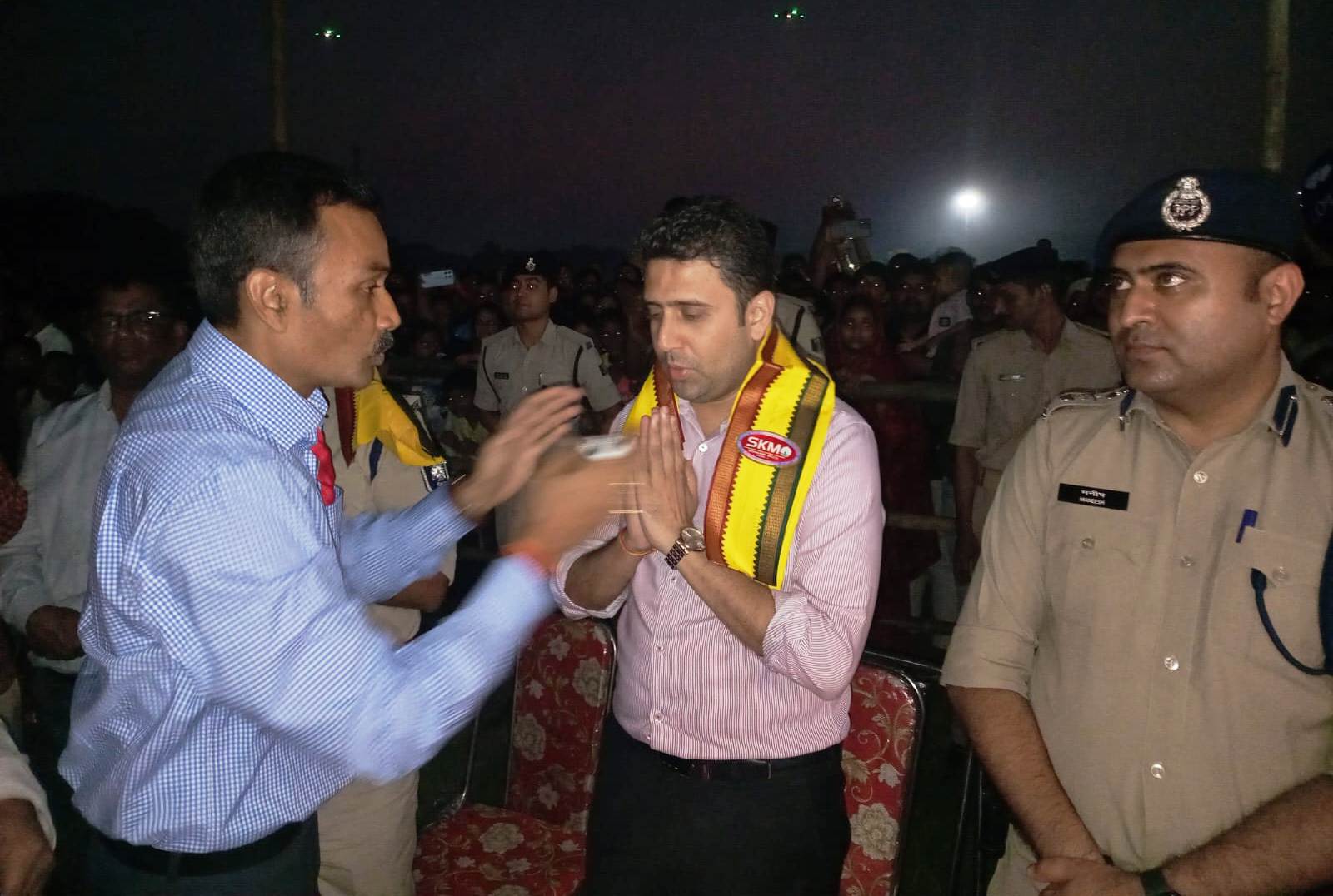 बरौनी जीरोमाइल मैदान में असत्य पर सत्य की जीत: आदमकद रावण और कुंभकर्ण के पुतलों का हुआ दहन 4