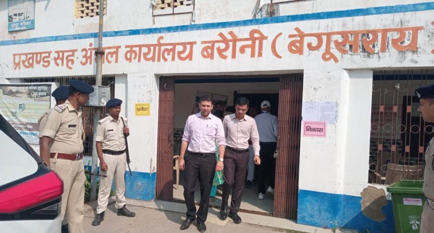 बरौनी के 3 मतदान केंद्रों का डीएम, एसपी ने किया निरिक्षण,दरभंगा स्नातक एवं शिक्षक निर्वाचन को लेकर किया गया मतदान 1