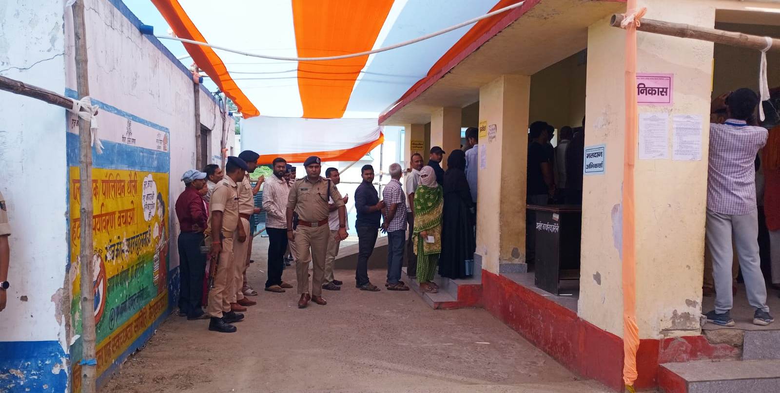 प्रत्याशियों का भाग्य मतपेटीका में हुआ बंद,शिक्षक निर्वाचन में 85.20% और स्नातक निर्वाचन में 49.59% मत डाले गए 3