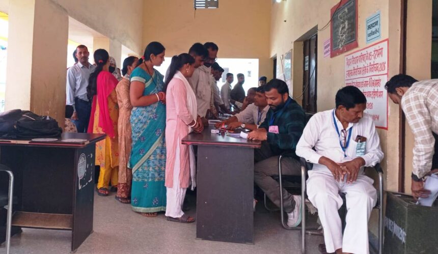 प्रत्याशियों का भाग्य मतपेटीका में हुआ बंद,शिक्षक निर्वाचन में 85.20% और स्नातक निर्वाचन में 49.59% मत डाले गए 1