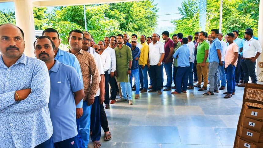 कड़े सुरक्षा घेरे में संपन्न हुआ बछवाड़ा में मतदान; 65 शिक्षकों और 663 स्नातकों ने किया मताधिकार का प्रयोग 1