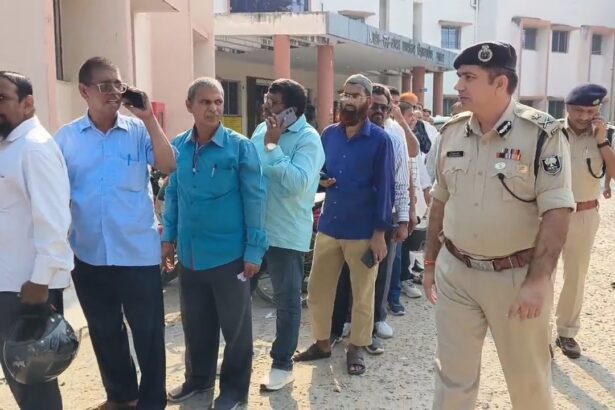 नालंदा: मतदान केंद्रों का निरीक्षण करने बिहारशरीफ पहुंचे आईजी जितेंद्र राणा, सुरक्षा व्यवस्था का लिया जायजा बिहार प्रखंड कार्यालय स्थित मतदान केंद्र का किया निरीक्षण,शिक्षक स्नातक 55% स्नातक निर्वाचन 26 % हुआ मतदान 7