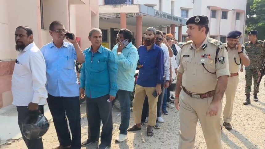नालंदा: मतदान केंद्रों का निरीक्षण करने बिहारशरीफ पहुंचे आईजी जितेंद्र राणा, सुरक्षा व्यवस्था का लिया जायजा बिहार प्रखंड कार्यालय स्थित मतदान केंद्र का किया निरीक्षण,शिक्षक स्नातक 55% स्नातक निर्वाचन 26 % हुआ मतदान 1