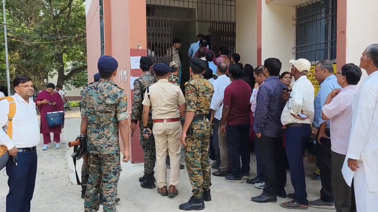 नालंदा: मतदान केंद्रों का निरीक्षण करने बिहारशरीफ पहुंचे आईजी जितेंद्र राणा, सुरक्षा व्यवस्था का लिया जायजा बिहार प्रखंड कार्यालय स्थित मतदान केंद्र का किया निरीक्षण,शिक्षक स्नातक 55% स्नातक निर्वाचन 26 % हुआ मतदान 2
