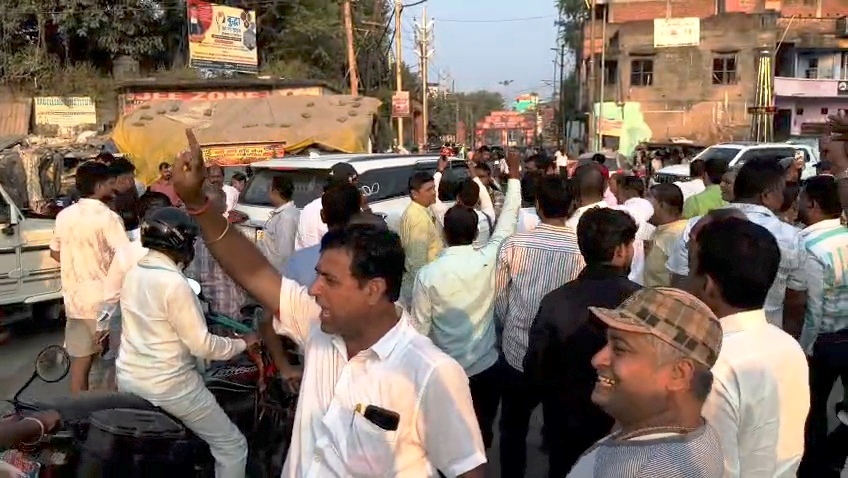 बिहार शरीफ में MLC चुनाव के दौरान भारी बवाल: नीरज कुमार और जन सुराज प्रत्याशी के समर्थकों में गाली-गलौज, डॉ. अनुज सिंह को भागना पड़ा 1