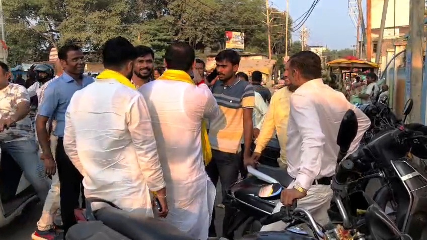 बिहार शरीफ में MLC चुनाव के दौरान भारी बवाल: नीरज कुमार और जन सुराज प्रत्याशी के समर्थकों में गाली-गलौज, डॉ. अनुज सिंह को भागना पड़ा 2