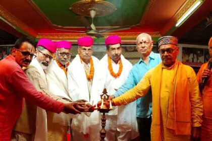  सिमरिया धाम में महर्षि वाल्मीकि जयंती समारोह: वक्ताओं ने कहा- 'अंधकार से प्रकाश की ओर यात्रा का नाम है वाल्मीकि', कल्पवास मेले के बीच गूंजे विचार 4