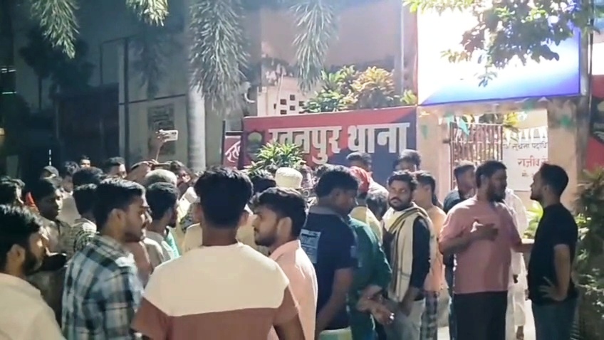 बेगूसराय: बहला-फुसलाकर किशोरी से दो युवकों ने किया दुष्कर्म, ग्रामीणों ने रंगेहाथ दबोचा; फांसी की मांग पर थाने में हंगामा 2