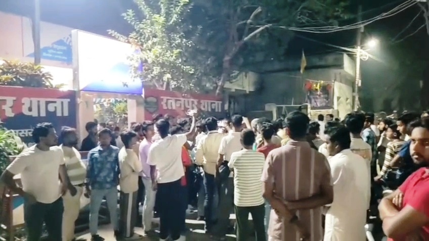 बेगूसराय: बहला-फुसलाकर किशोरी से दो युवकों ने किया दुष्कर्म, ग्रामीणों ने रंगेहाथ दबोचा; फांसी की मांग पर थाने में हंगामा 1