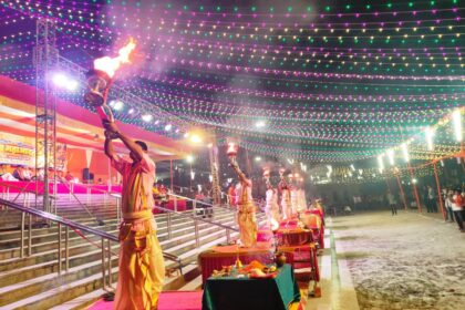 सिमरिया धाम में वाराणसी के पंडितों द्वारा भव्य गंगा महाआरती शुरू,सिमरिया कुंभ सेवा फाउंडेशन द्वारा 27 अक्टूबर से 24 नवंबर तक चलेगा गंगा महाआरती 77